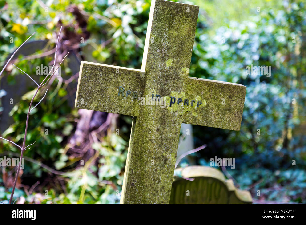 Ein Kreuz mit 'Ruhe in Frieden' geschrieben, Abney Park Friedhof, einer der glorreichen Sieben Friedhöfe in London, Großbritannien Stockfoto