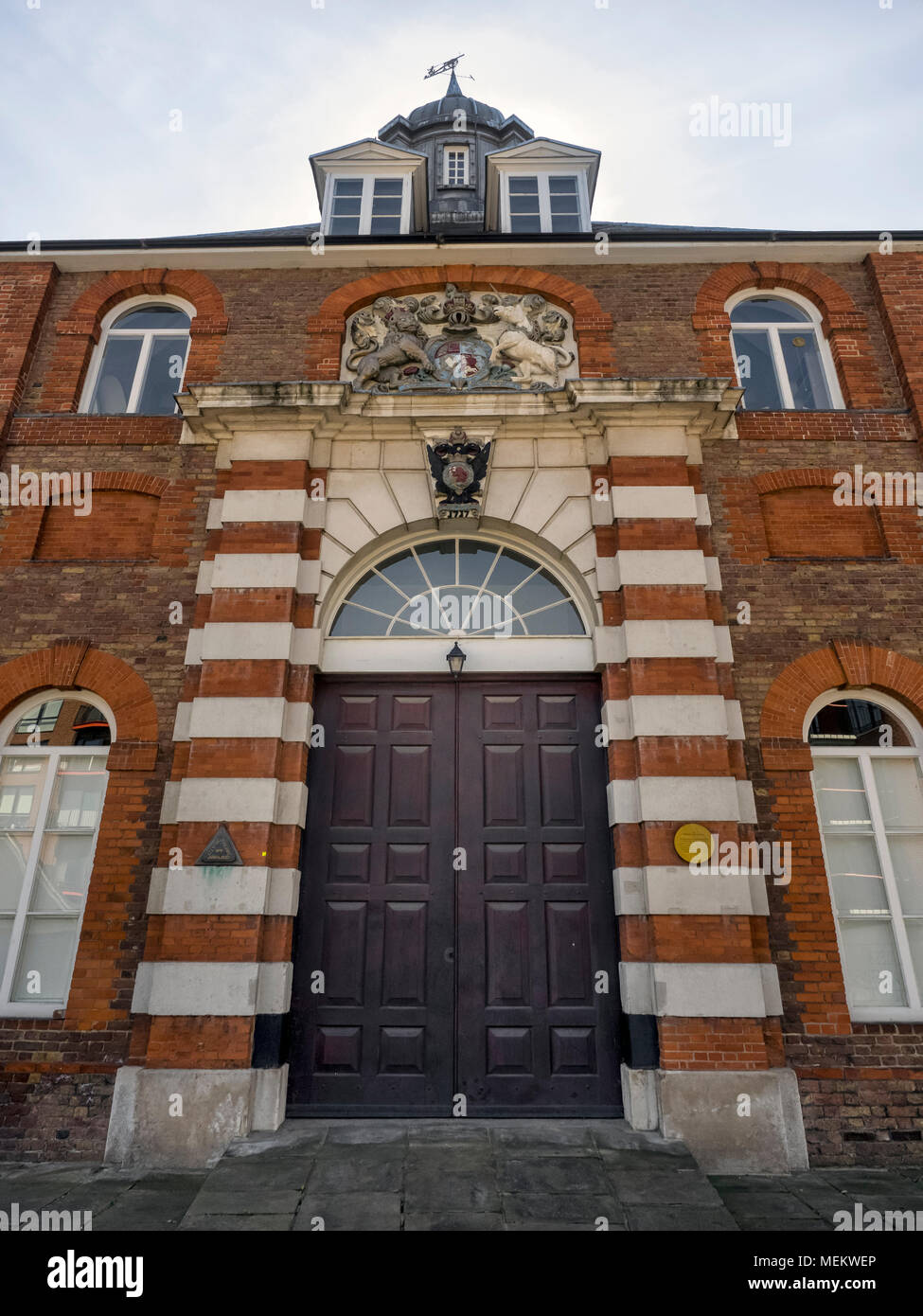 LONDON, Großbritannien - 05. APRIL 2018: Tür zum Royal Brass Foundry Building im Royal Arsenal in Woolwich Stockfoto