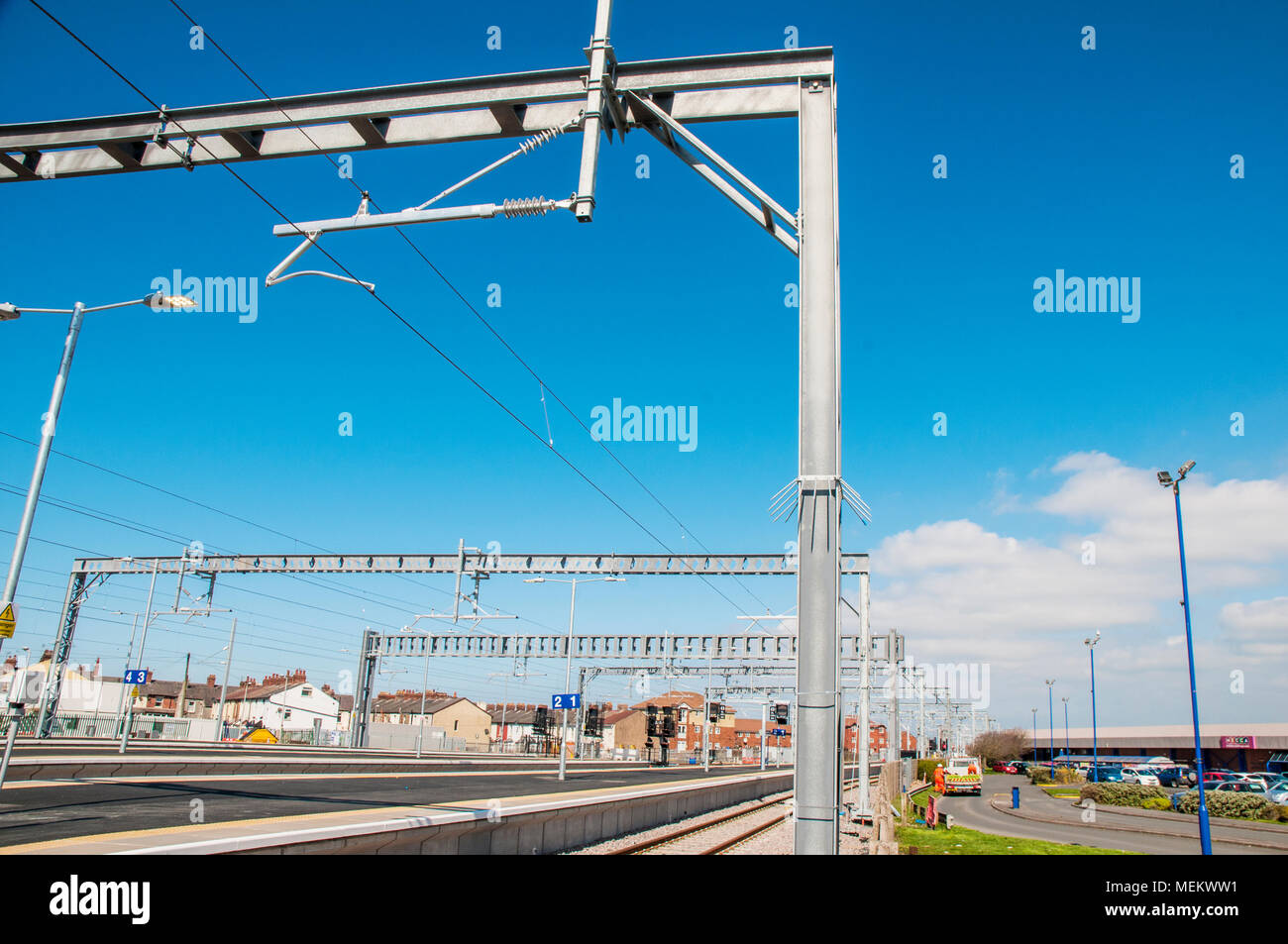 Blick auf neue Plattformen und Overhead gantrys bei Blackpool North Statiopn. Dies ist der electrifacation der Eisenbahn von Preston zu Blackpool. Stockfoto
