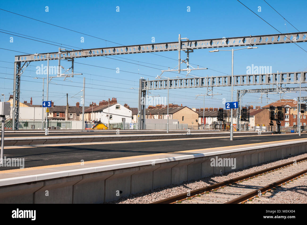 Blick auf neue Plattformen und Overhead gantrys bei Blackpool North Statiopn. Dies ist der electrifacation der Eisenbahn von Preston zu Blackpool. Stockfoto
