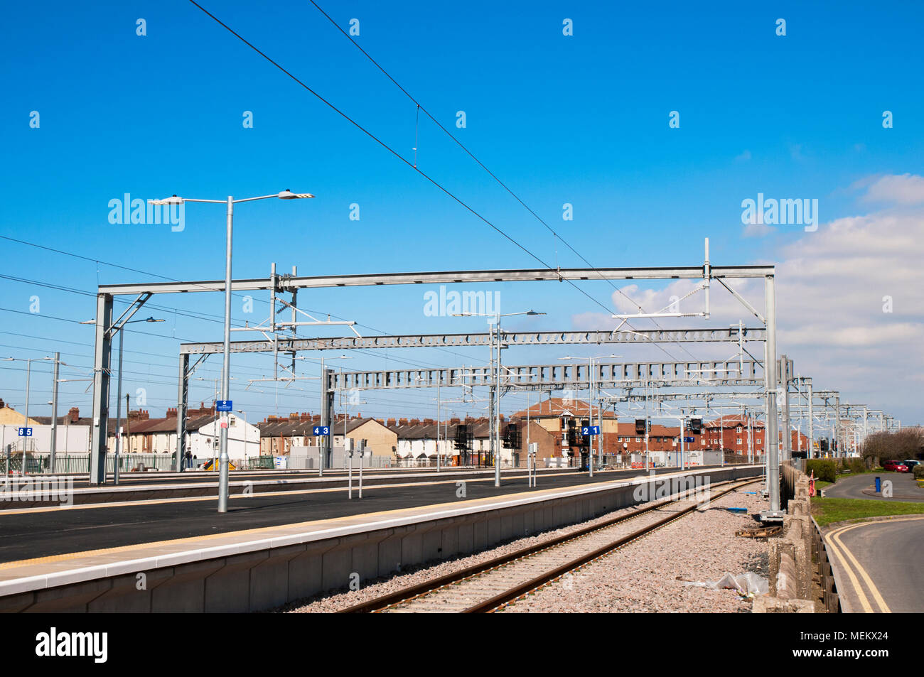 Blick auf neue Plattformen und Overhead gantrys bei Blackpool North Statiopn. Das ist die Neue electrifacation der Bahnlinie von Preston zu Blackpool. Stockfoto
