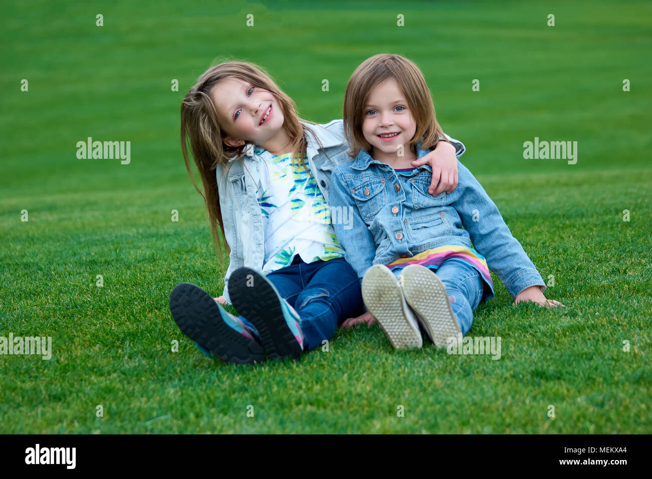 Glückliche Kinder Entspannung im grünen Gras im Sommer Park. Stockfoto