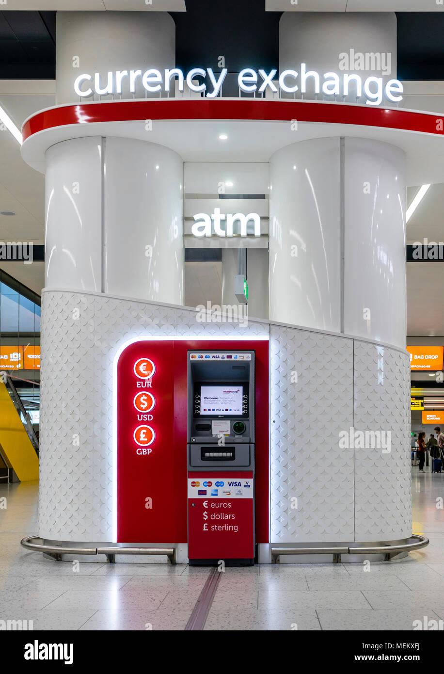 Geldwechsel Geldautomaten punkt Maschine in einem britischen Flughafen Stockfoto