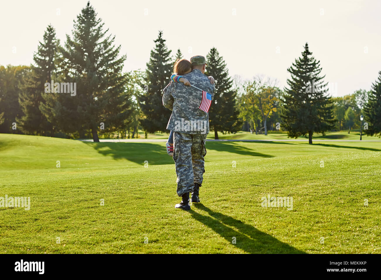 Kleines Mädchen gibt Soldat eine Umarmung. Stockfoto