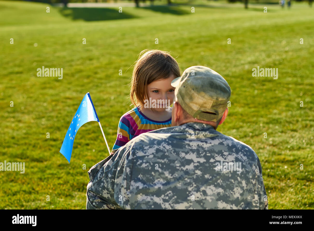 Europäische Soldat mit seiner Tochter. Stockfoto