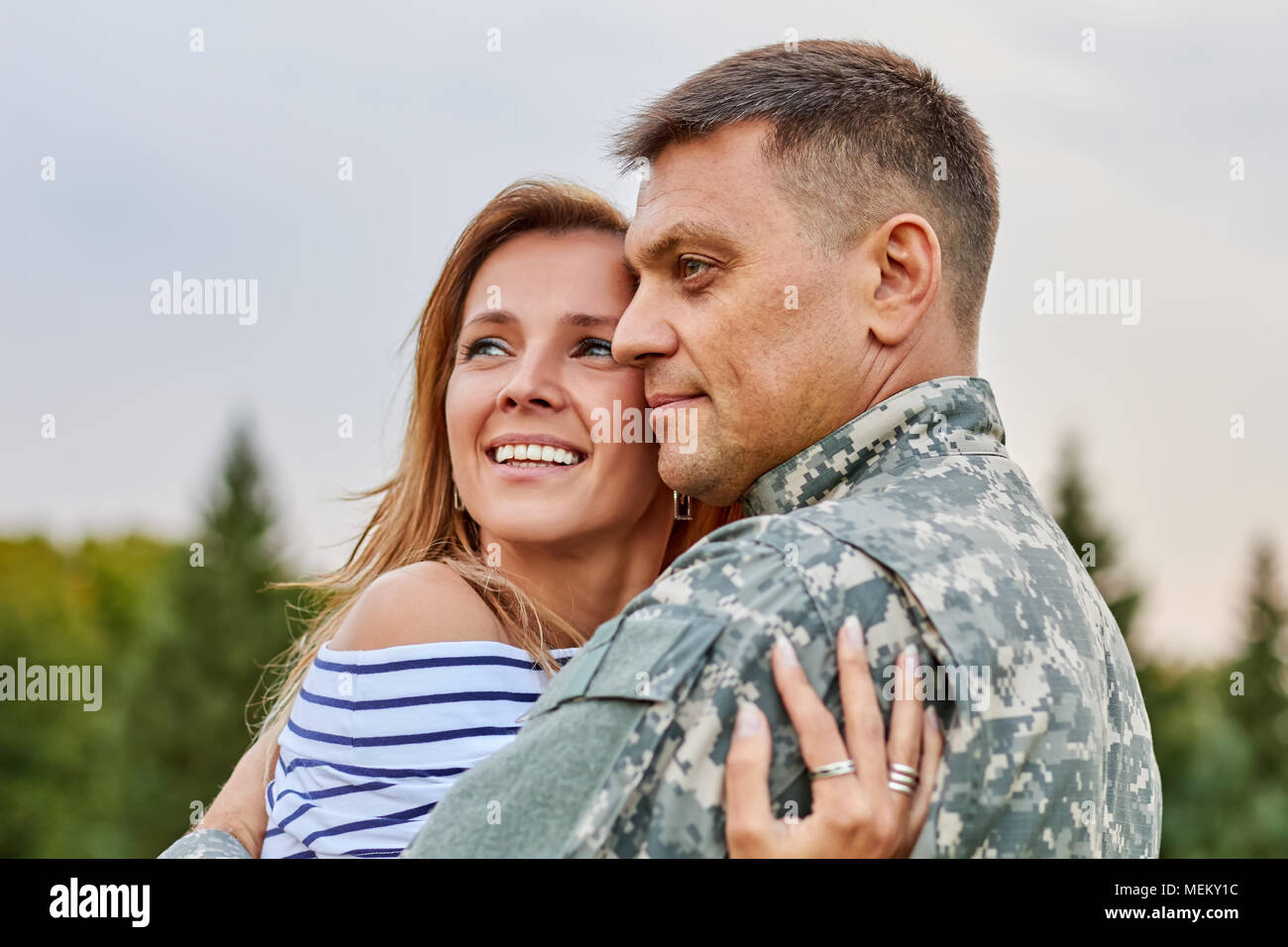 Portrait von glücklichen Paar mit Soldaten. Stockfoto