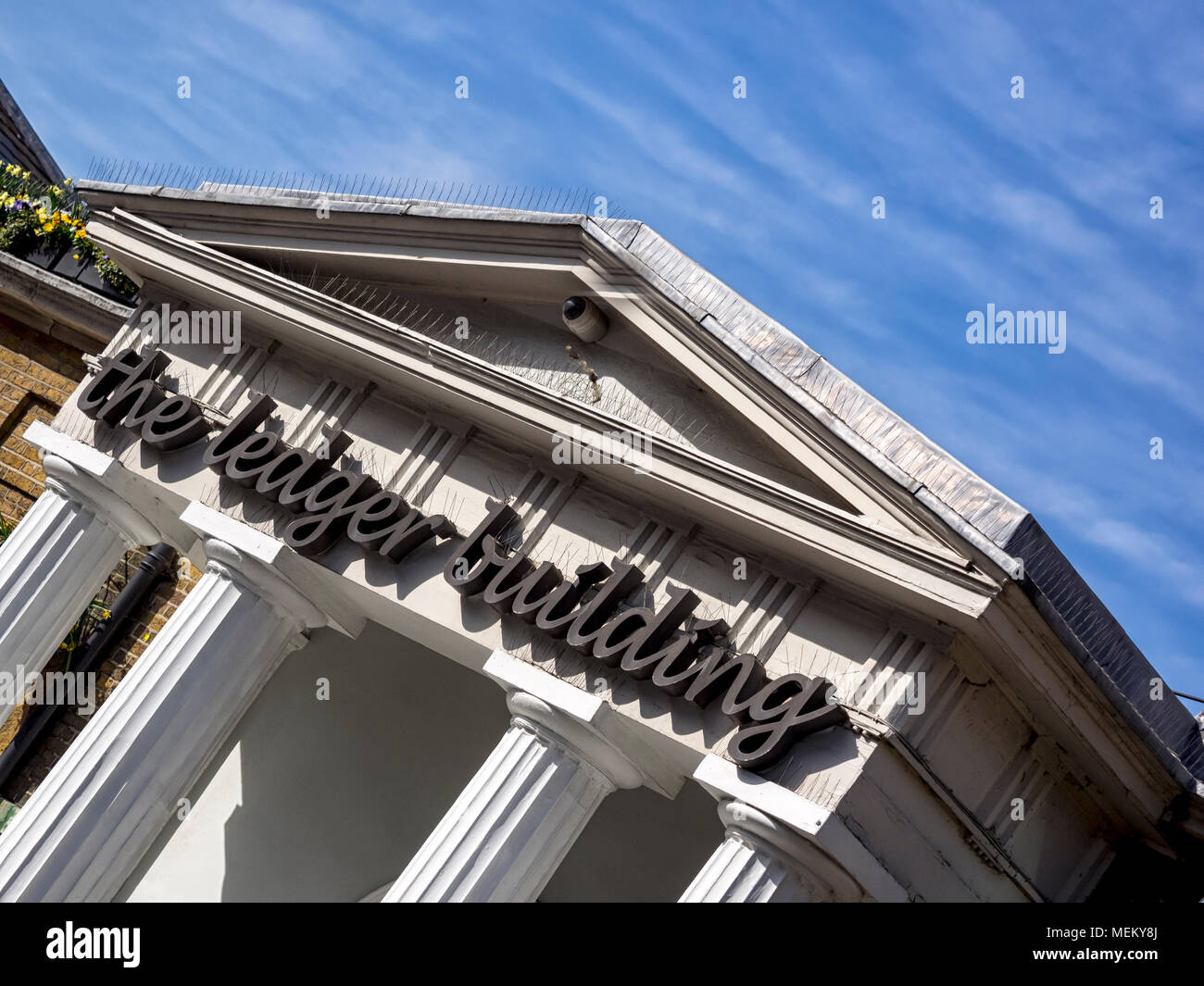 LONDON, UK - 5. APRIL 2018: The Ledger Building Pub am West India Dock in Docklands Stockfoto