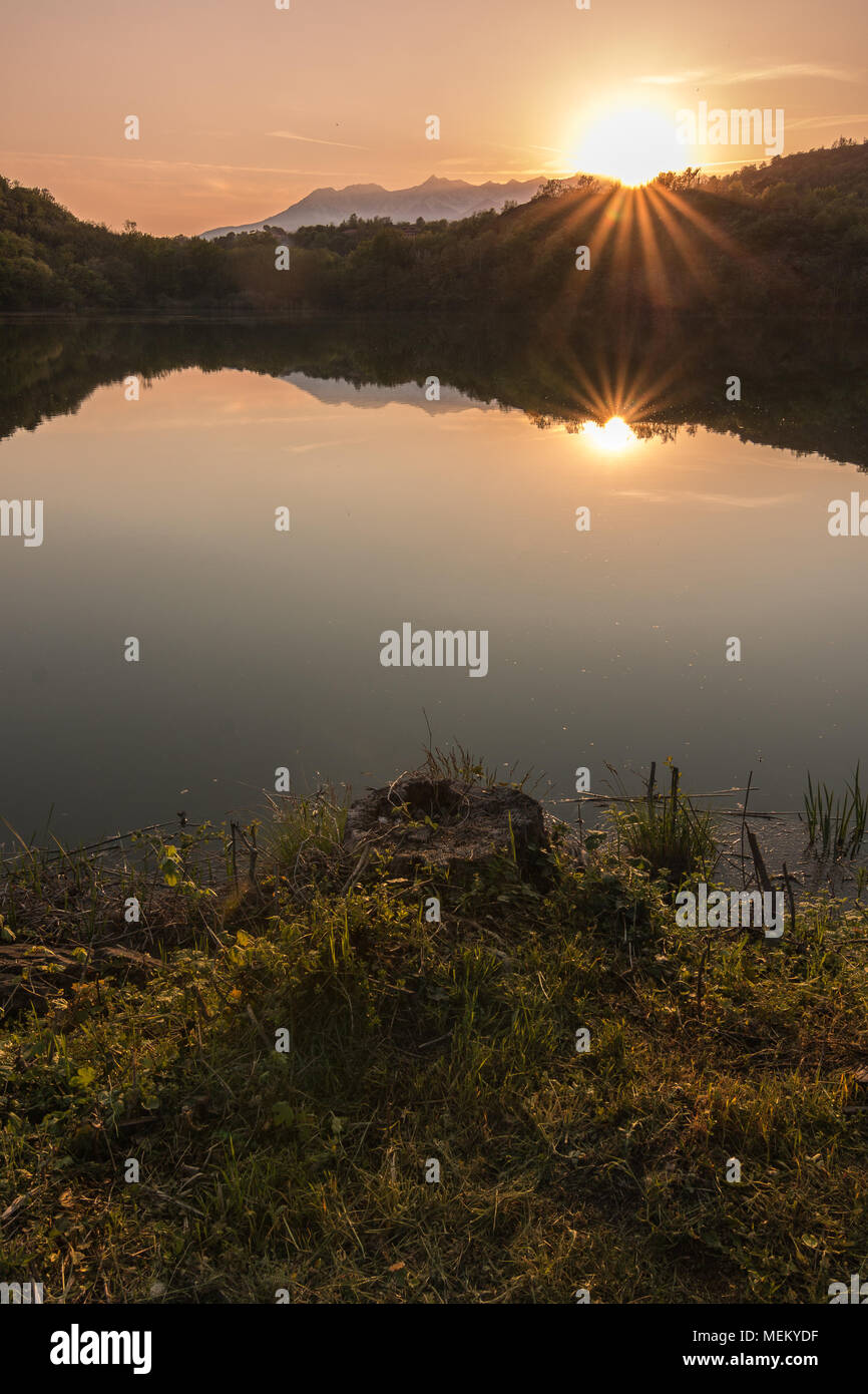 Sonnenuntergang in Wasser See Reflexion sun Sunburst Stockfoto