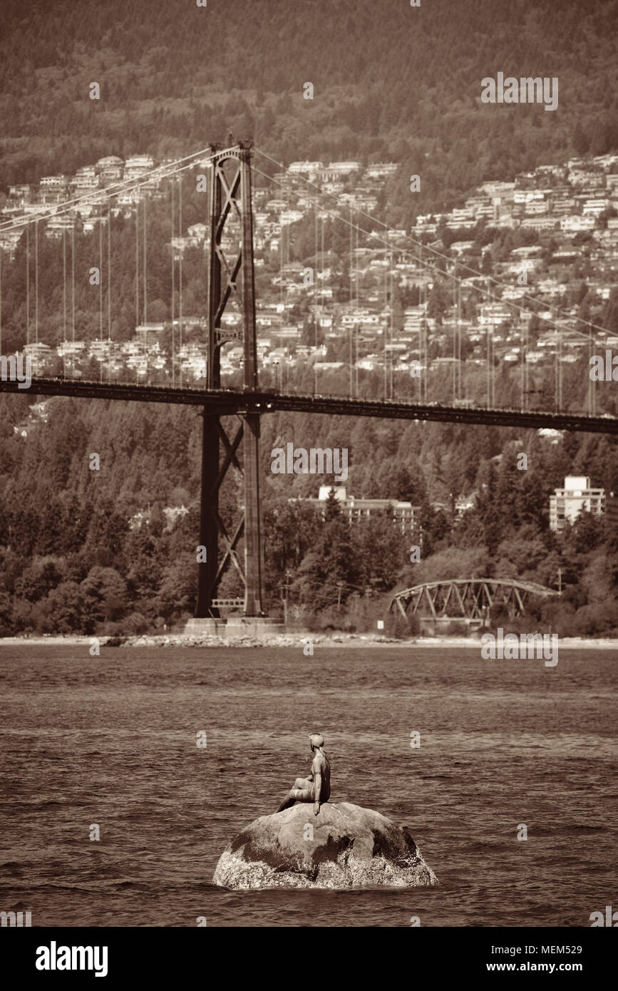 Vancouver-Mädchen in einem Neoprenanzug Skulptur und die Lions Gate Bridge über Meer Stockfoto