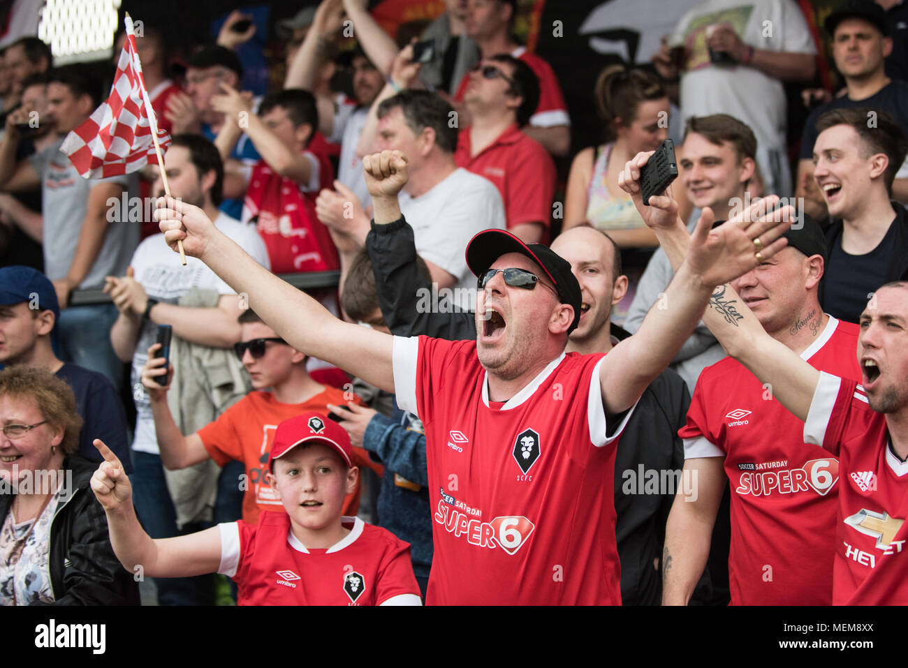 Fans feiern nach Salford City FC sind gekrönte Meister der Vanorama nationalen Liga Nord 2018. Die Halbinsel Stadium, Salford. 21/ Stockfoto
