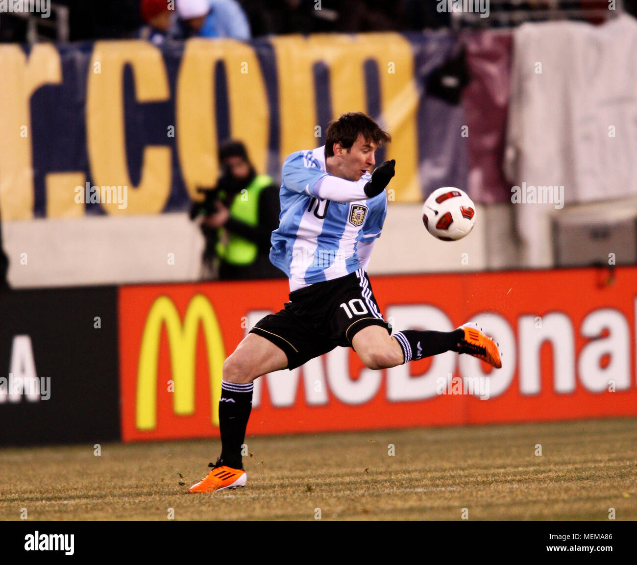Argentiniens Lionel Messi in Aktion beim Freundschaftsspiel zwischen den Vereinigten Staes und Argentinien bei Meadowlands Stadium am 27. März 2011 Stockfoto