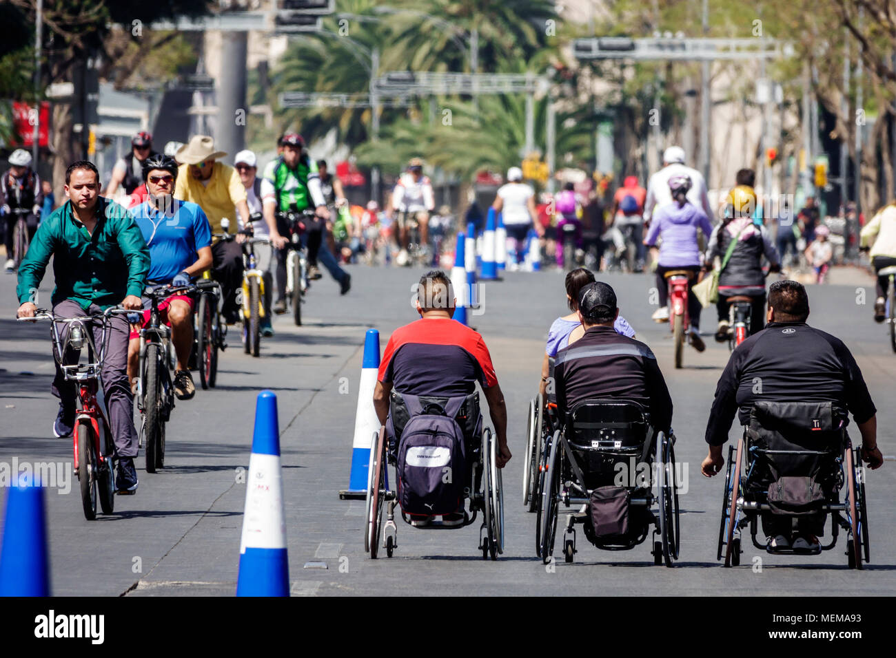 Mexiko-Stadt, Hispanic, historisches Zentrum, Avenida Juarez, Muevete en Bici, mit dem Fahrrad fahren, autofreie Sonntage Fahrrad Fahrräder Radfahren Reiten Fahrradfahren Stockfoto