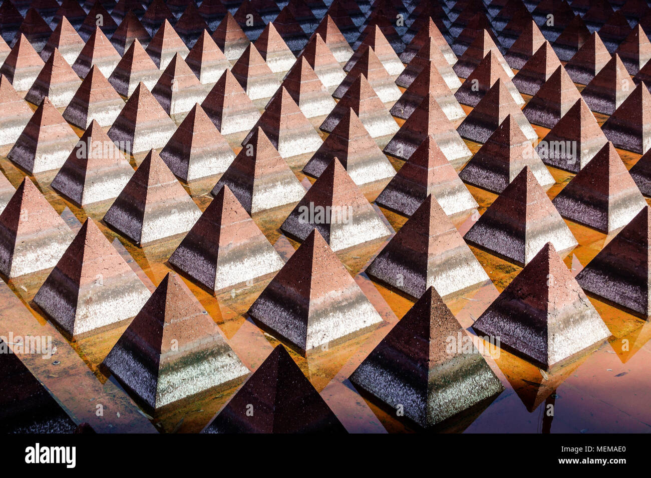 Mexico City, Mexican Centro historico historisches Zentrum, Plaza Juarez öffentliche Kunstbrunnen, Vicente Rojo Pyramiden geometrische Formen, Stockfoto
