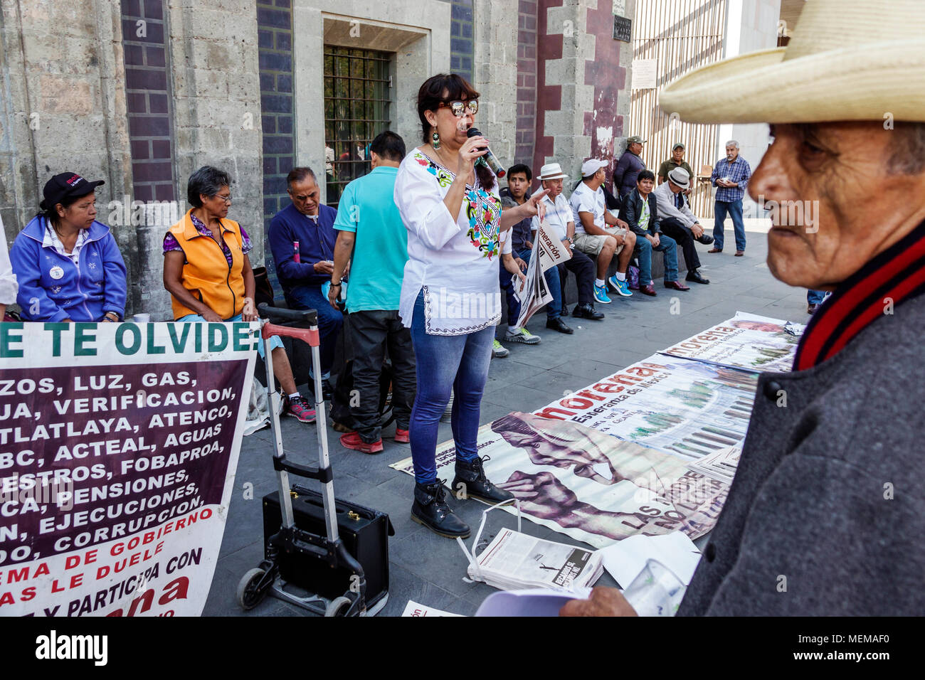 Mexiko-Stadt, Mexikanisch, Hispanic, historisches Zentrum, Avenida Juarez, linke politische Kundgebung, Movimiento Regeneracion Nacional, Morena, Poster, Männer männlich Stockfoto