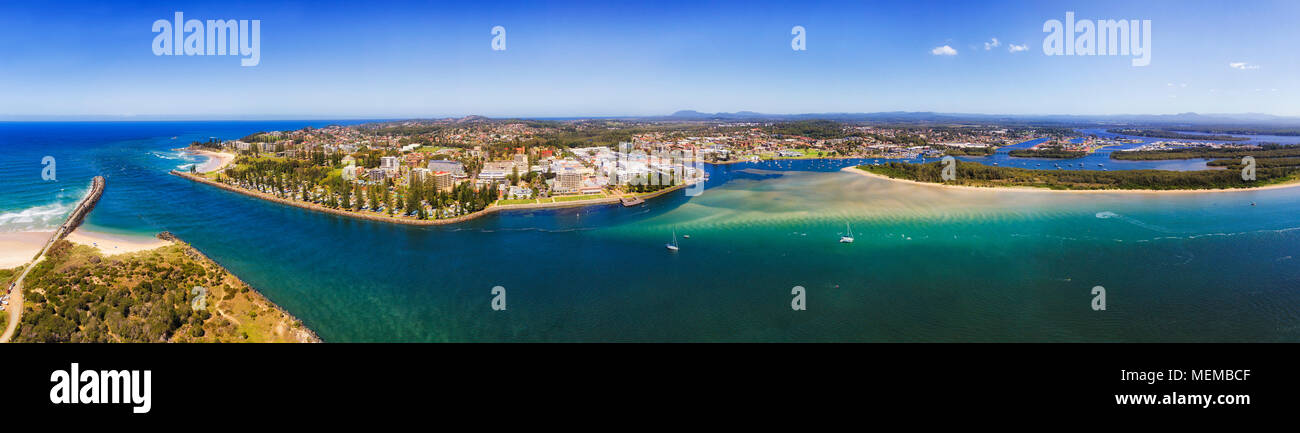 Port Macquarie regionale Stadt in NSW, Australien, auf der Mitte der Nordküste an der Mündung des Hastings River in den Pazifik. Antenne breites Panorama von t Stockfoto