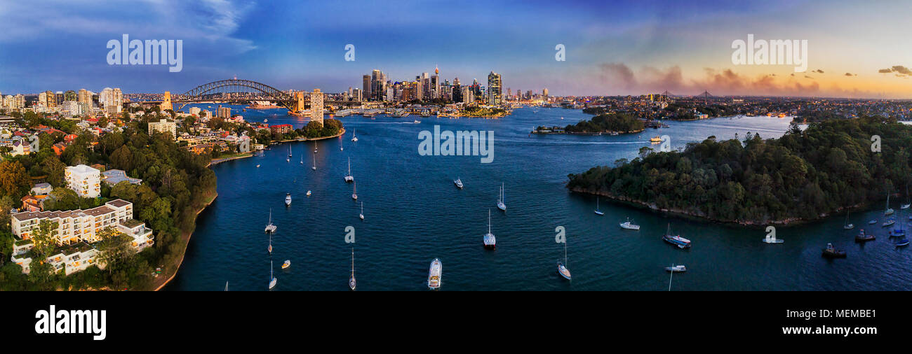 Antenne Panorama über Berry Bay Waters im Hafen von Sydney mit Blick auf die Innenstadt Wahrzeichen von der Sydney Harbour Bridge bei Sonnenuntergang verbunden erhöhten. Stockfoto