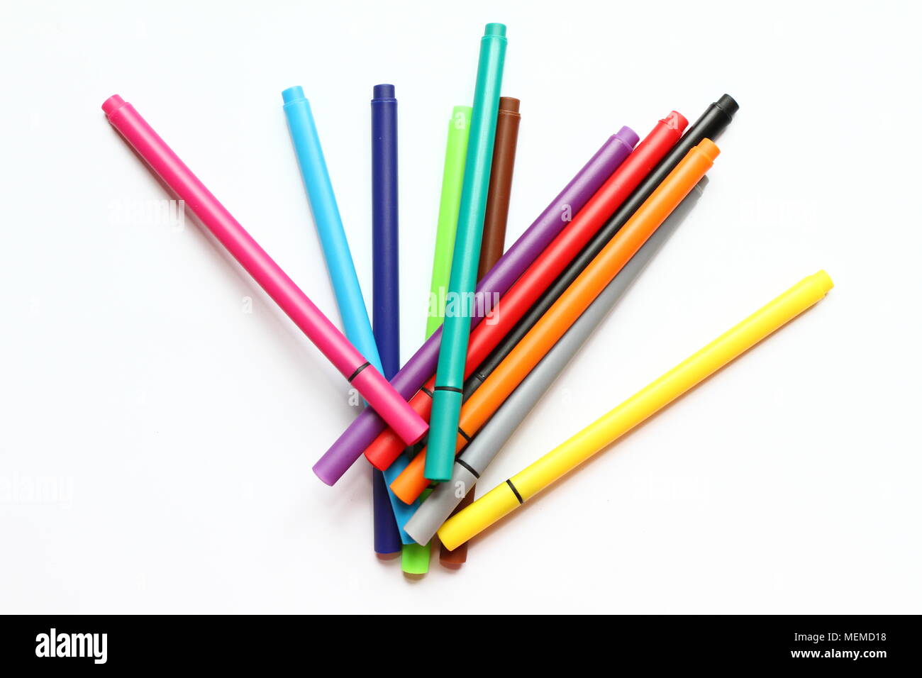 Color pen. Stapel mit Farbstiften auf weißem Hintergrund. Farbe Hintergrund Textur, Filz - Pen-Aktivität. Kinder Schule lustige Zeit. Malerei. Stockfoto