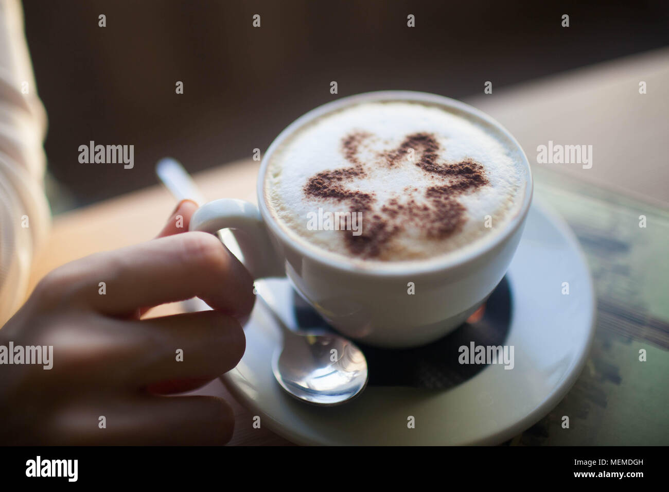 Die Tasse Latte oder Cappuccino Kaffee mit Milch. Stockfoto