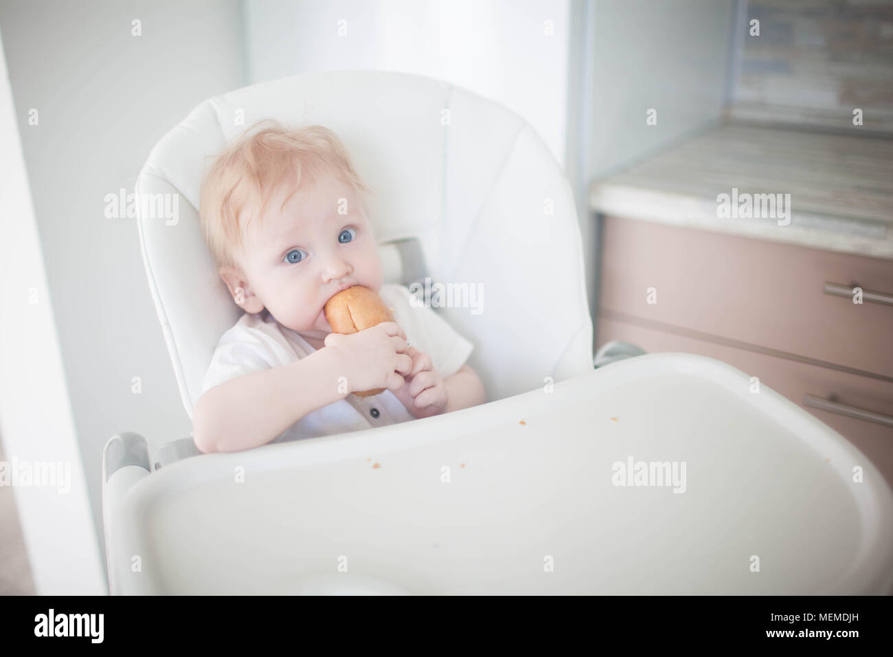 Das Kind zuerst isst Brot Stockfoto