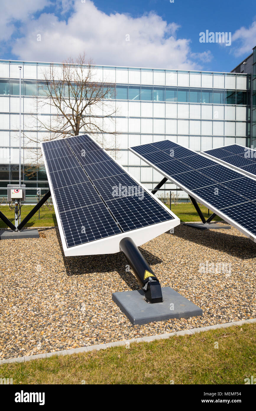 Blauer, drehbarer Sonnenkollektoren geneigte Achse Tracker, Energie der Zukunft Konzept Stockfoto