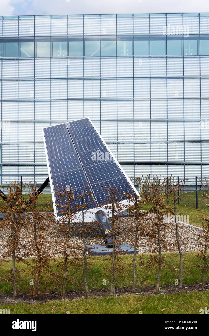 Blauer, drehbarer Sonnenkollektoren geneigte Achse Tracker, Energie der Zukunft Konzept Stockfoto