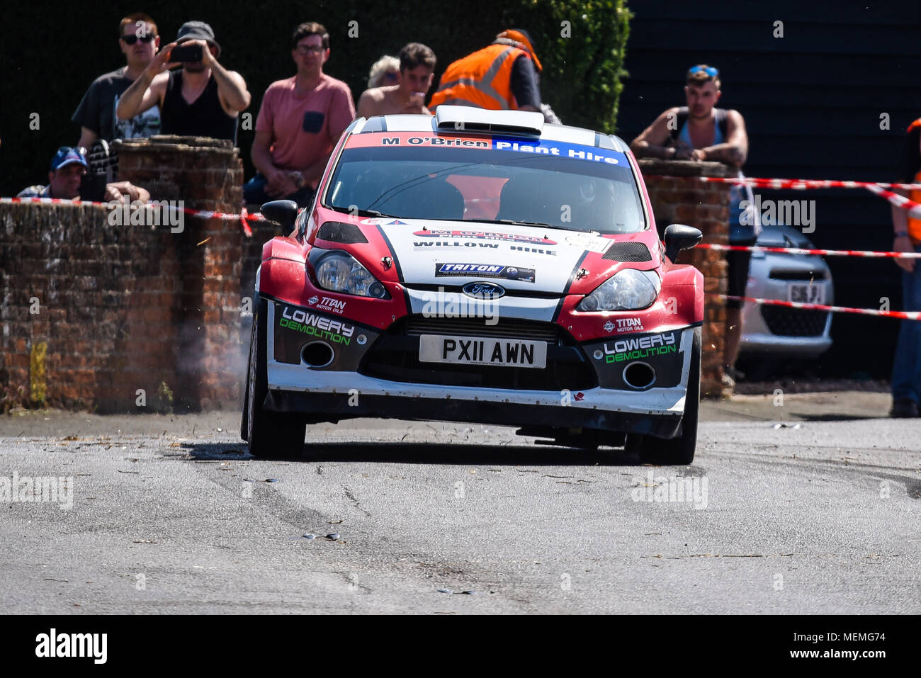 Michael O'Brien Fahrer Mark Glennerster co Treiber racing Ford Fiesta in der geschlossenen öffentlichen Straße Corbeau Sitze Rallye in Tendring und Clacton, Essex, Großbritannien Stockfoto