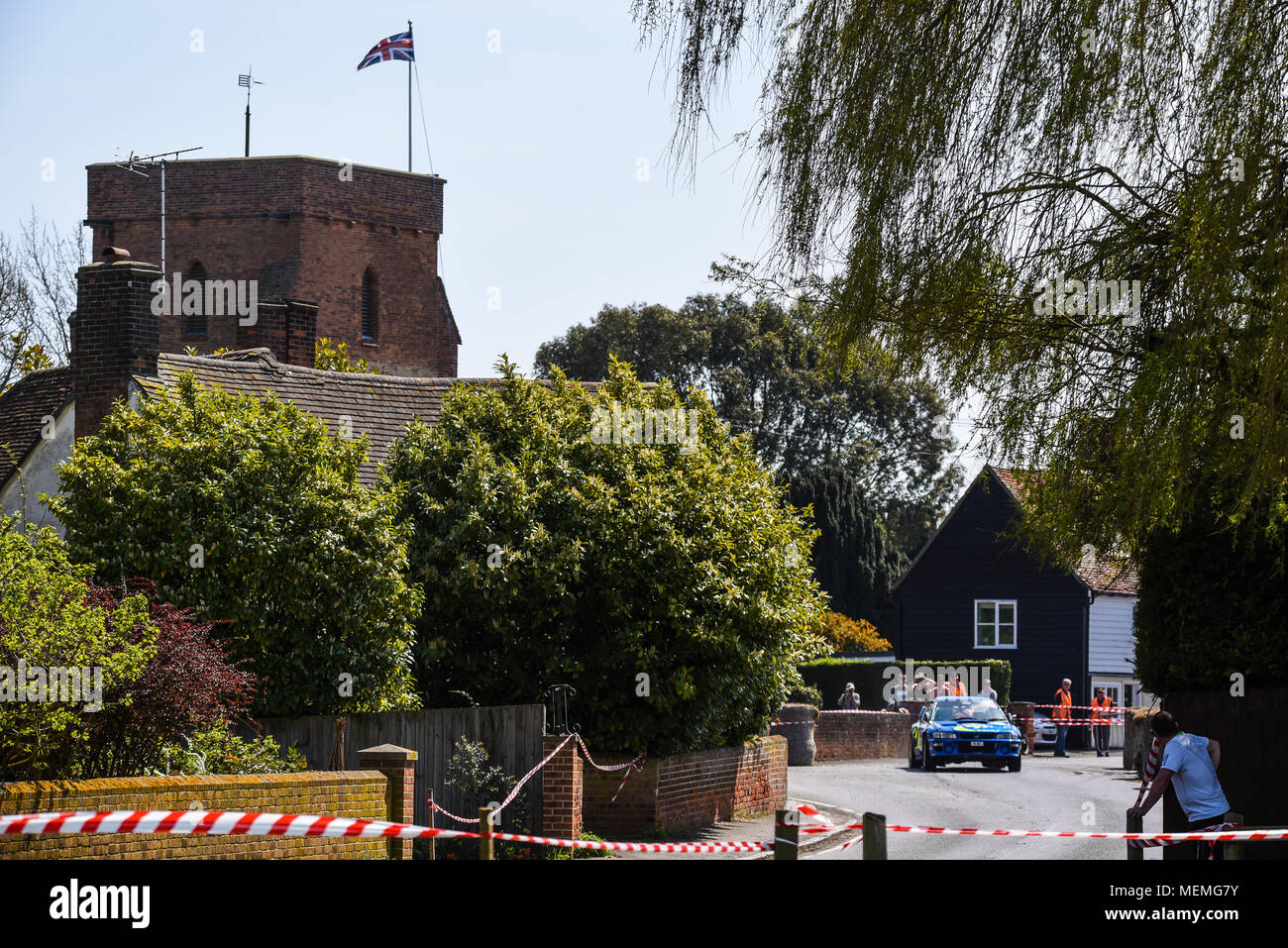 Subaru Impreza racing in der geschlossenen öffentlichen Straße Corbeau Sitze Rallye in Bradfield, Essex, UK. Die anglikanische Kirche ist dem heiligen Laurentius geweiht Stockfoto