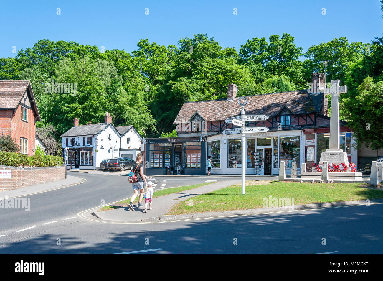 Kriegerdenkmal im Dorfzentrum, Ringwood Road, Burley, Hampshire, England, Vereinigtes Königreich Stockfoto