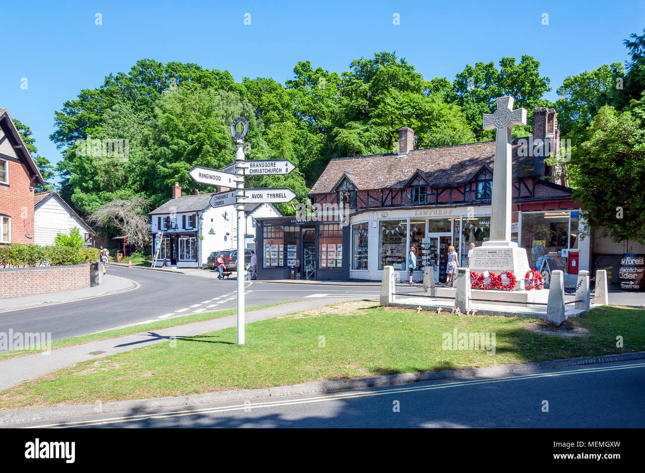 Kriegerdenkmal im Dorfzentrum, Ringwood Road, Burley, Hampshire, England, Vereinigtes Königreich Stockfoto