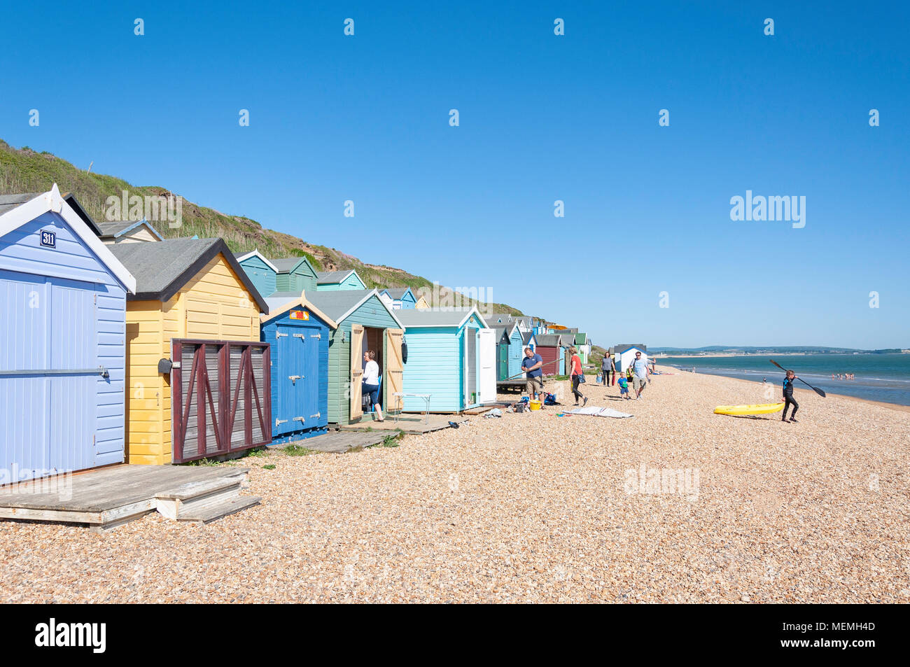 Blick auf den Strand mit Holzhütten, hordle Cliff West, Lymington, Hampshire, England, Vereinigtes Königreich Stockfoto