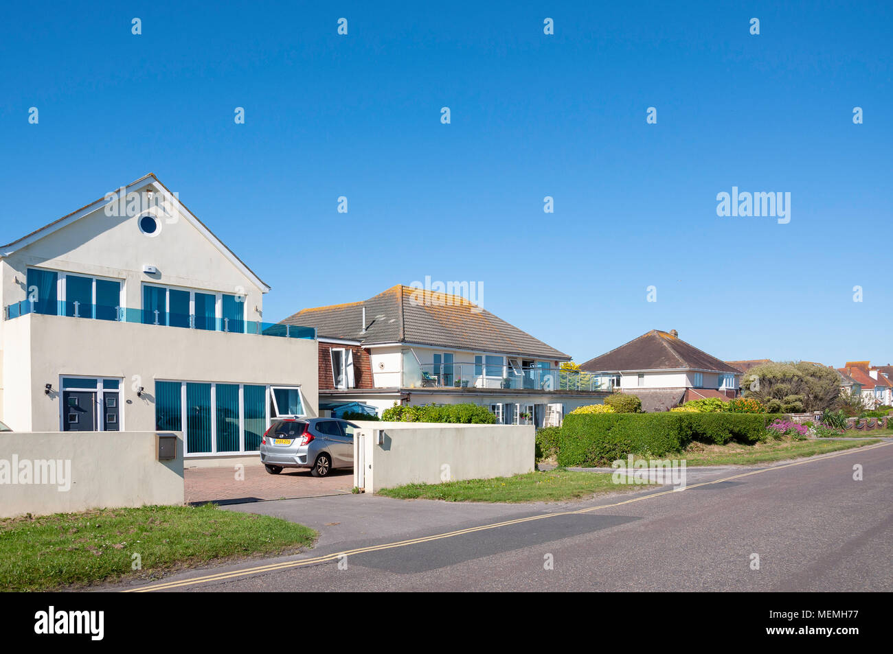 Häuser auf der Grünen am Marine Drive, Barton auf Meer, Hampshire, England, Vereinigtes Königreich Stockfoto