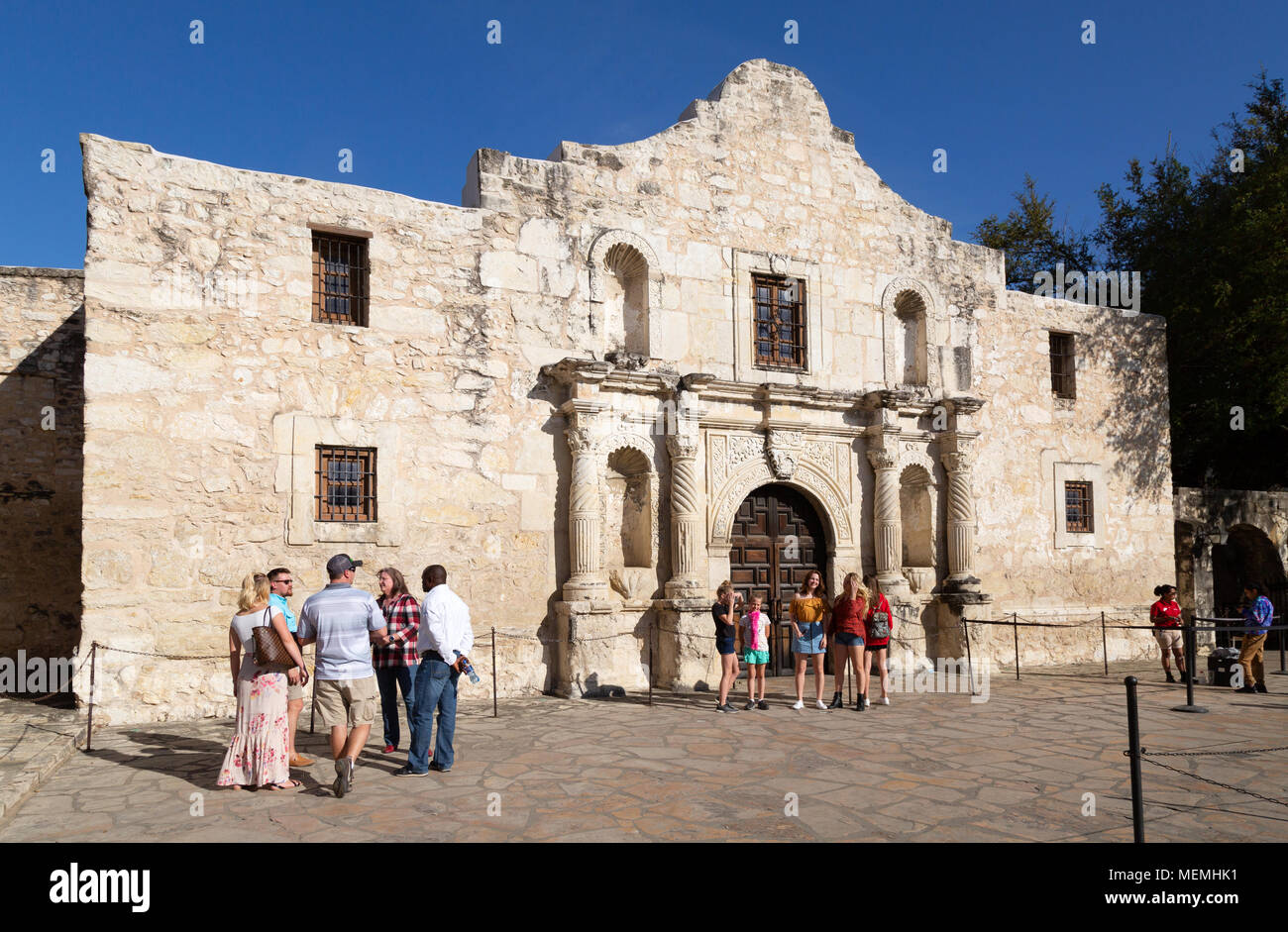 Texas Touristen am Alamo Mission an einem sonnigen Frühlingstag im März, The Alamo, San Antonio, Texas, USA Stockfoto