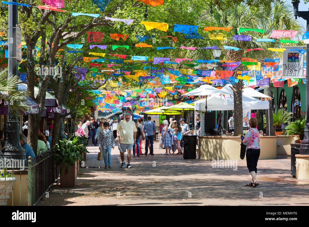 USA Markt - Einheimische und Touristen in den historischen Marktplatz, der Innenstadt von San Antonio, Texas, USA Stockfoto