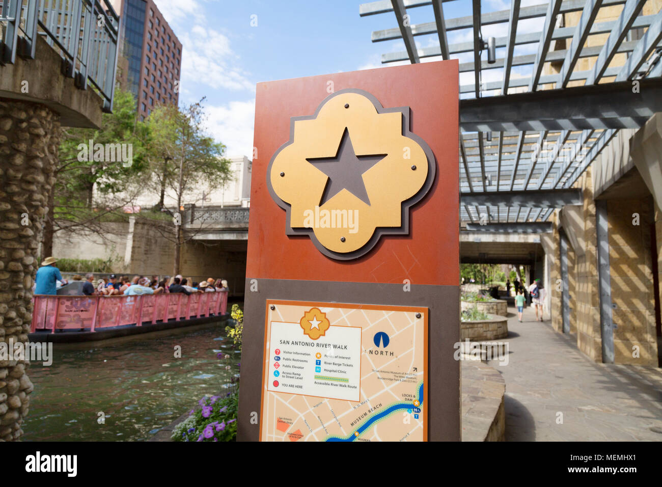 San Antonio Texas River Walk, Zeichen und Boot mit Touristen, San Antonio Texas USA Stockfoto