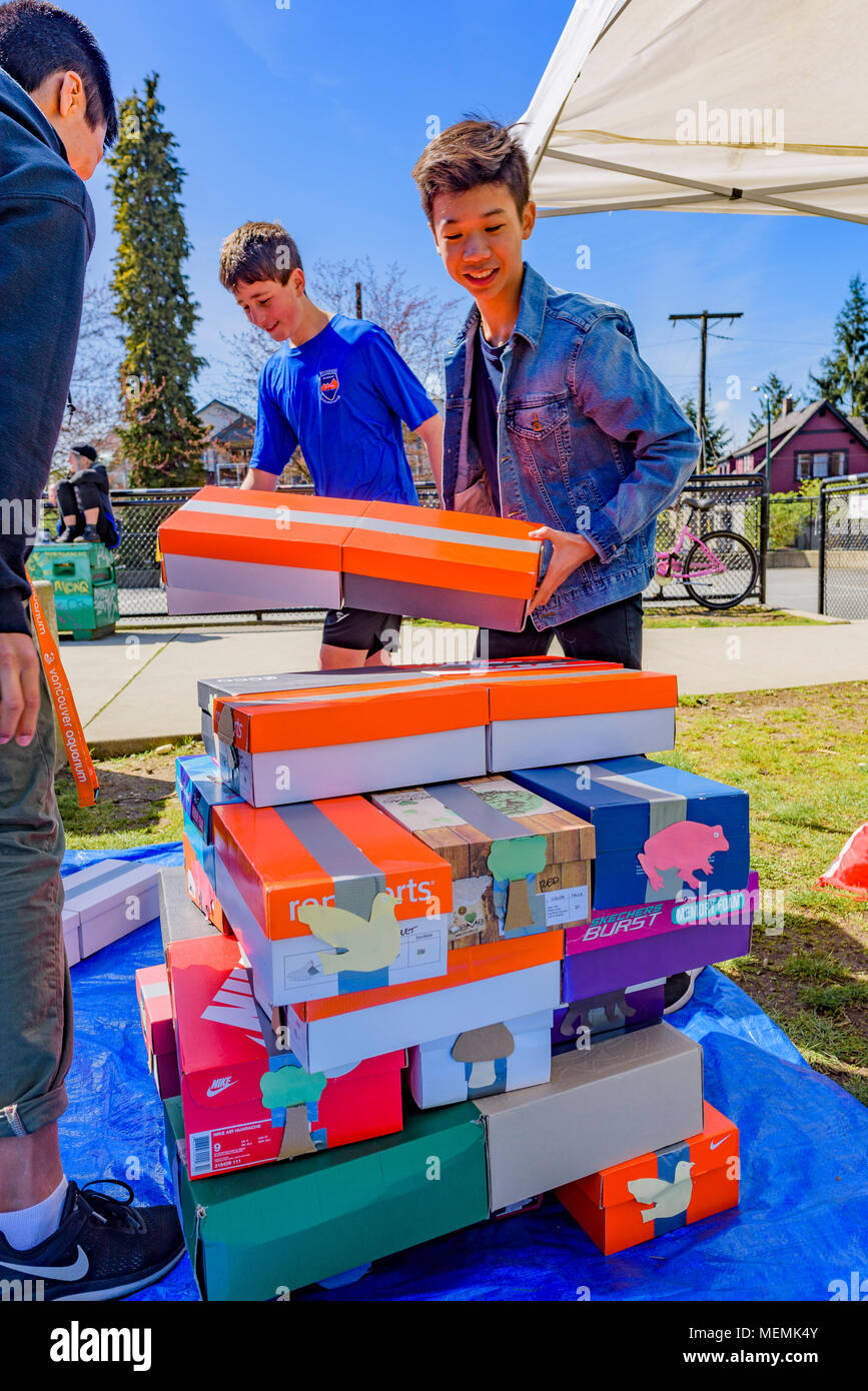 Jugendlich spielen ökologische Jenga Spiel, Arten sind alle miteinander verbunden,, Earth Day Event, Vancouver, British Columbia, Kanada. Stockfoto