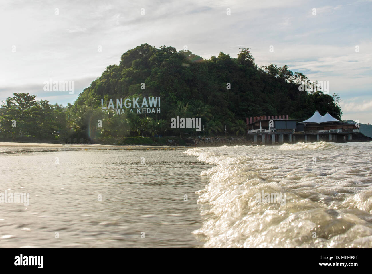 Die berühmten Pantai Cenang oder Cenang Beach in Insel Langkawi, mit Morgensonne und die Beschilderung von Langkawi Permata Kedah (Juwel von Kedah Zustand) Stockfoto