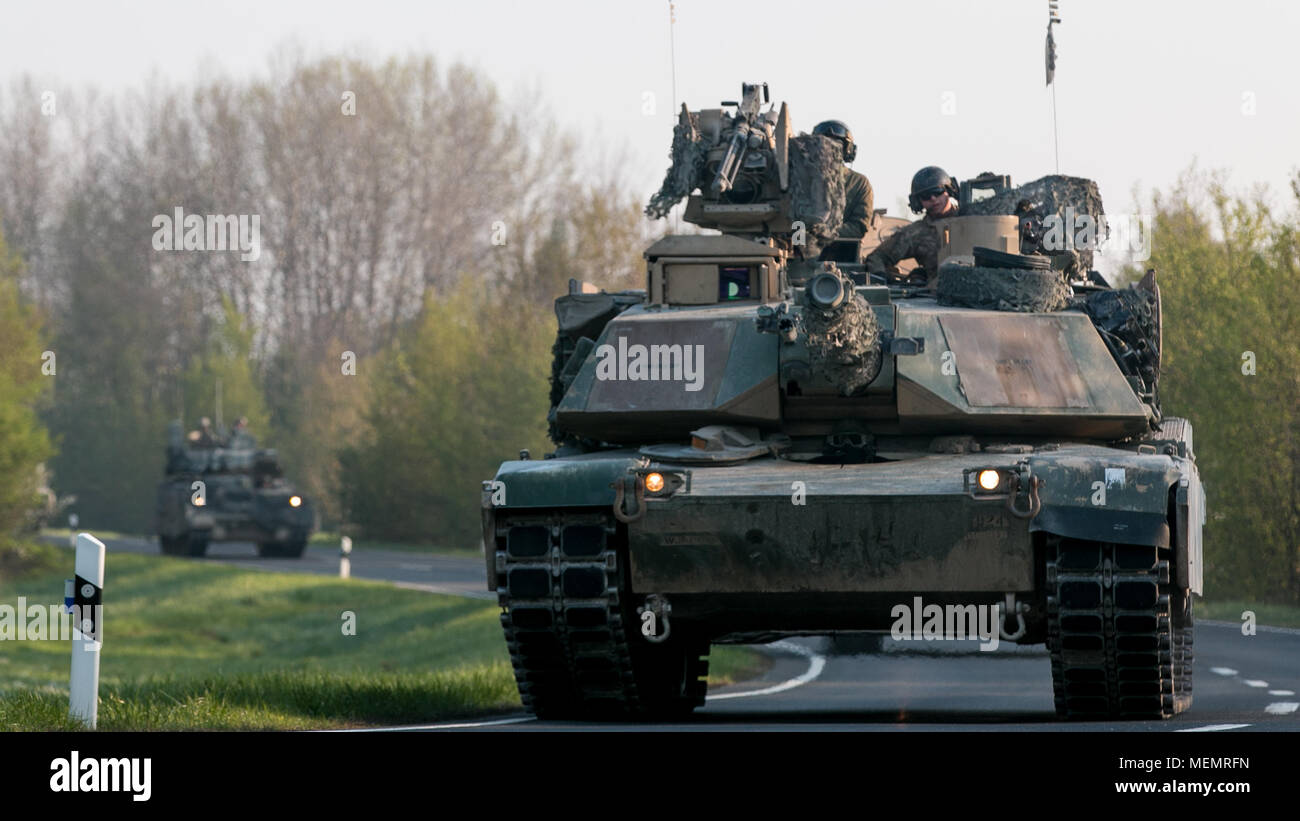 Eine M1 Abrams Tank 2. gepanzerte Brigade Combat Team zugeordnet, 1 Infanterie Division in Fort Riley, Kansas, führt eine taktische Straße März aus Grafenwöhr Training Area, Deutschland zu Hohenfels, Deutschland während der kombinierten Lösung von X am 22. April 2018. Übung kombinierte Lösung X ist ein US-Armee Europa Serie zweimal im Jahr im südöstlichen Deutschland statt. Das Ziel des Kombinierten lösen, indem sie Kräfte in Europa vorbereiten, zusammen zu arbeiten, der Stabilität und der Sicherheit in der Region zu fördern. (U.S. Armee Foto von SPC. Dustin D. Biven/22 Mobile Public Affairs Abteilung) Stockfoto