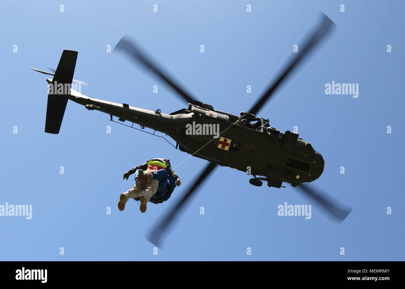 Wachposten an einem Hebezeug Rettungsfertigkeiten während des Texas militärische Abteilung Open House und amerikanischen Helden Air Show auf Lager Mabry April 22, 2018. Diese jährliche Veranstaltung ist eine Gelegenheit für die Öffentlichkeit mit Service Mitglieder aus ihren Gemeinden zu interagieren. Stockfoto