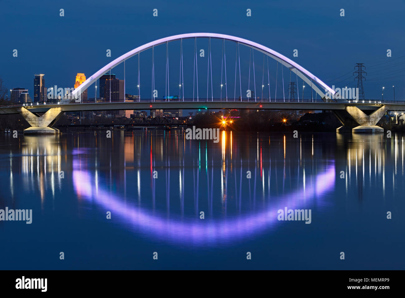 Das Lowry Avenue Bridge leuchtet mit violetten Licht zum ersten Jahrestag der Twin Cities Symbol Prinz. Die Skyline von Minneapolis ist sichtbar in t Stockfoto