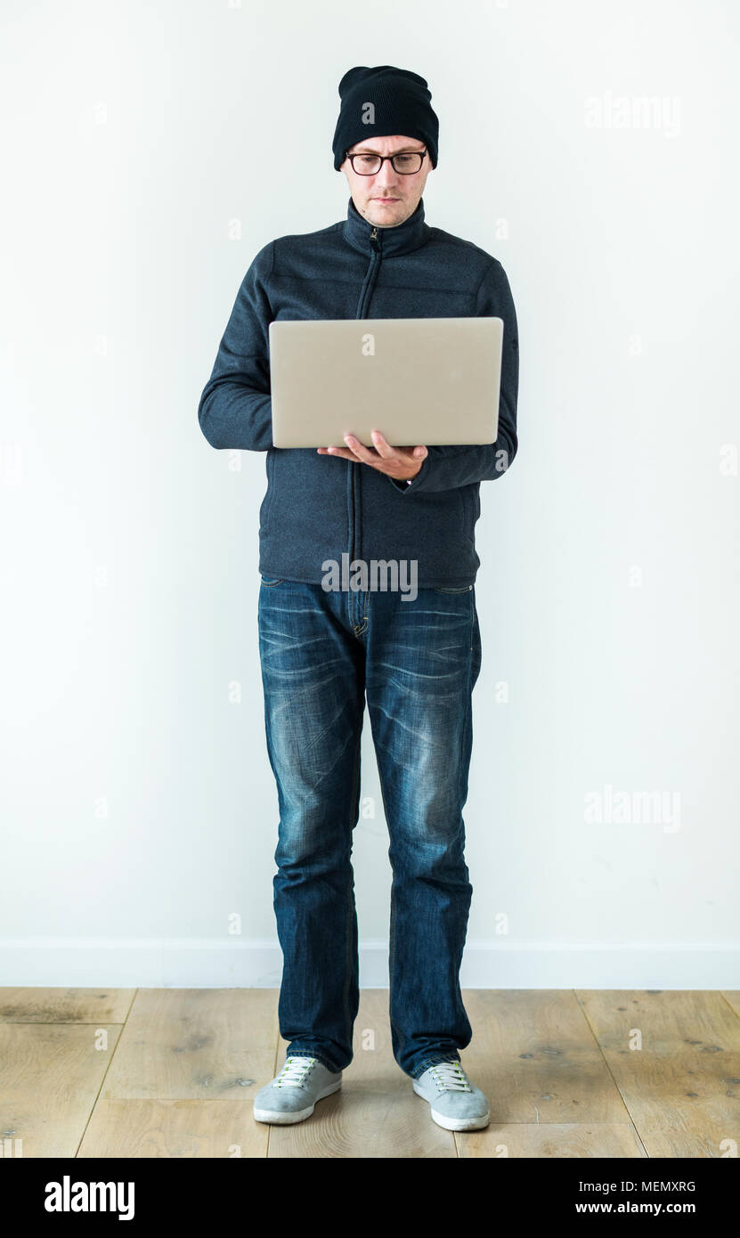 Mann mit Laptop auf weißem Hintergrund Stockfoto