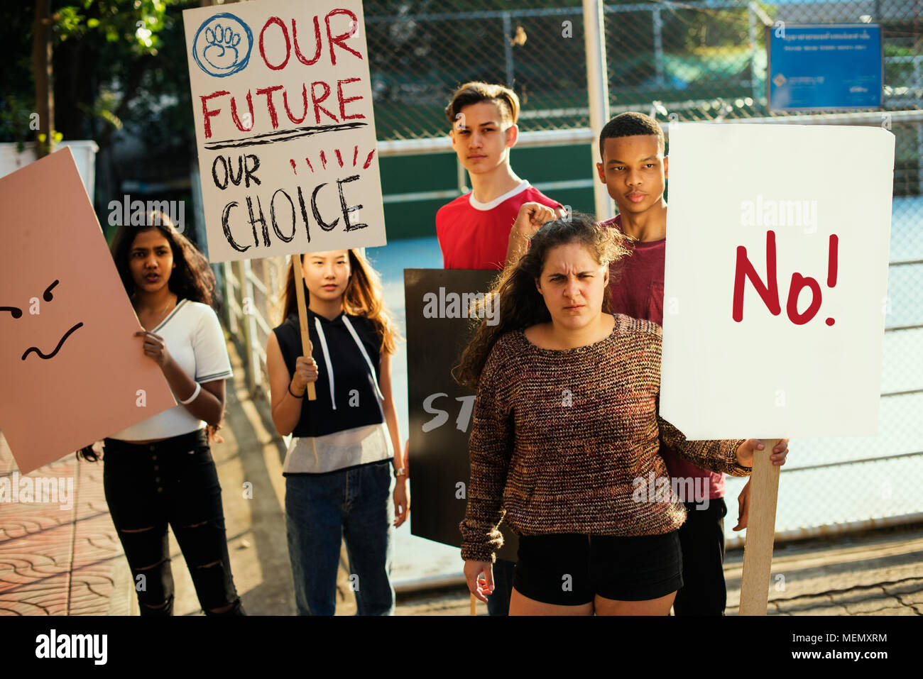 Gruppe von Jugendlichen protestieren Demonstration halten Plakate gegen Gerechtigkeit, Frieden Konzept Stockfoto