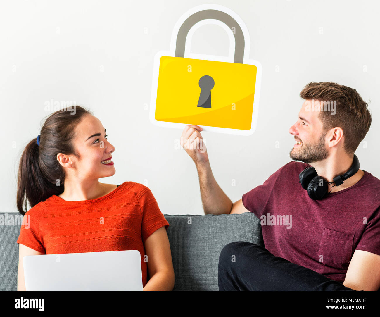 Paar mit Cyber Security Lock Symbol Stockfoto