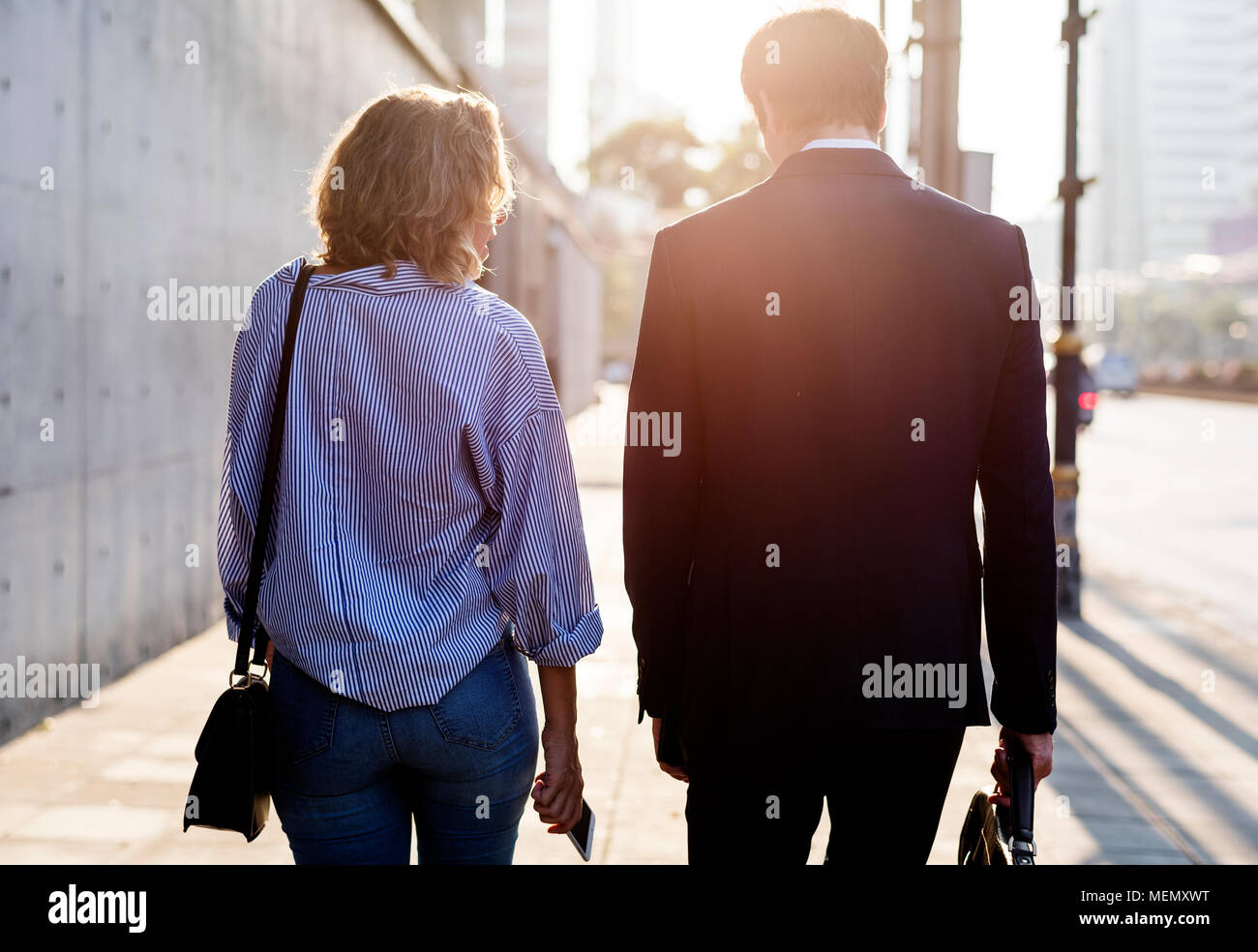Paar auf dem Bürgersteig Stockfoto
