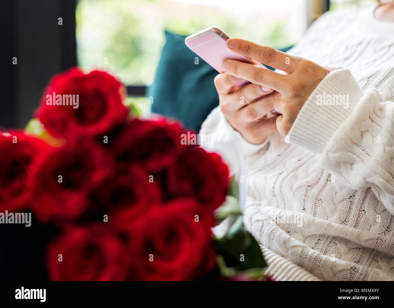 Frau mit roten Rosen Blumenstrauß Stockfoto