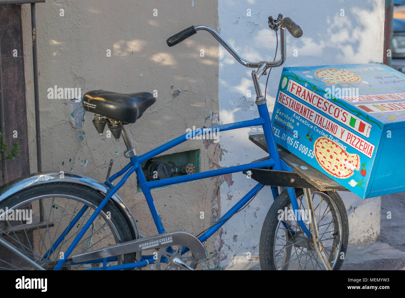 Eine blaue Lieferung Fahrrad, mit einem großen blauen Kasten für die Fürsorge pizza montiert auf der Vorderseite, in San Miguel de Allende, Mexiko Stockfoto