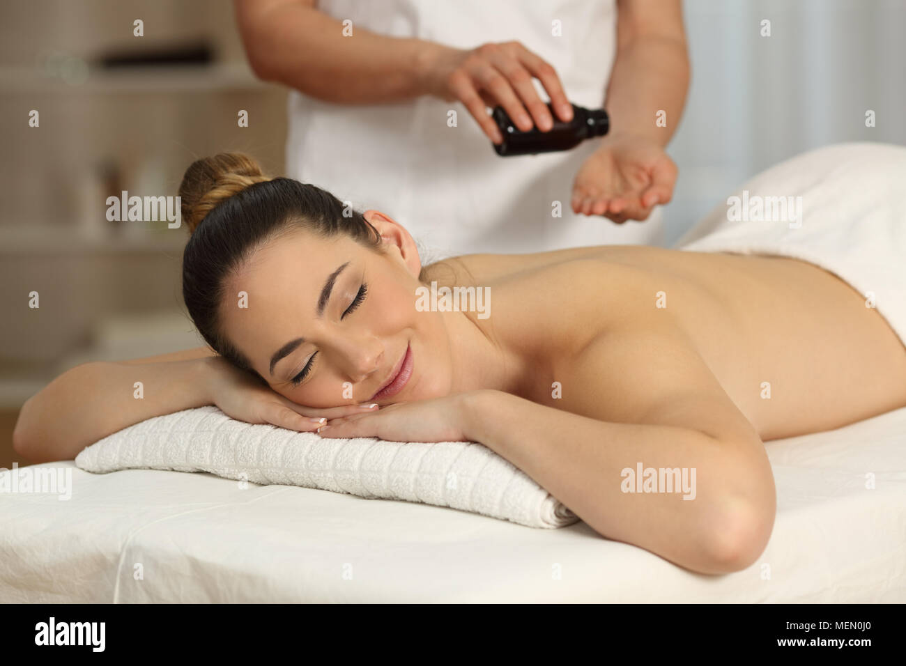 Massage therapist Anwendung Öl in den Händen bereit, in einem Spa Salon zu beginnen. Stockfoto