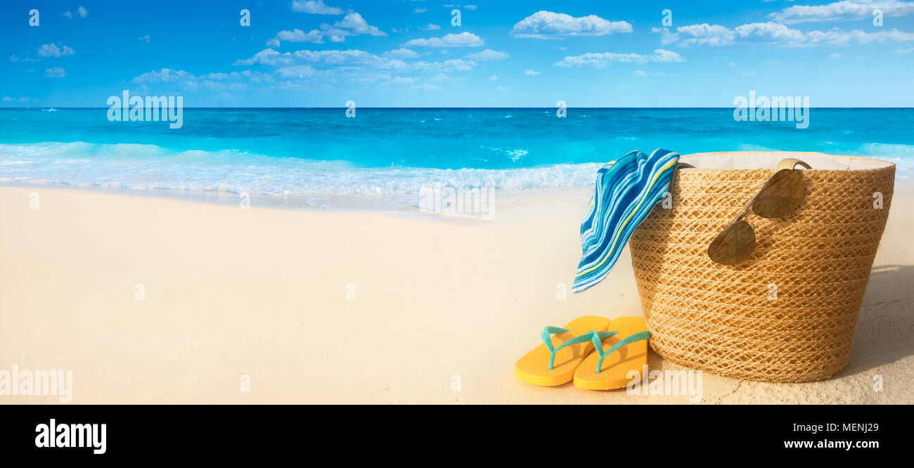 Sommer Zubehör auf sandigen Strand, Sommer exotische Entspannung Konzept. Stockfoto