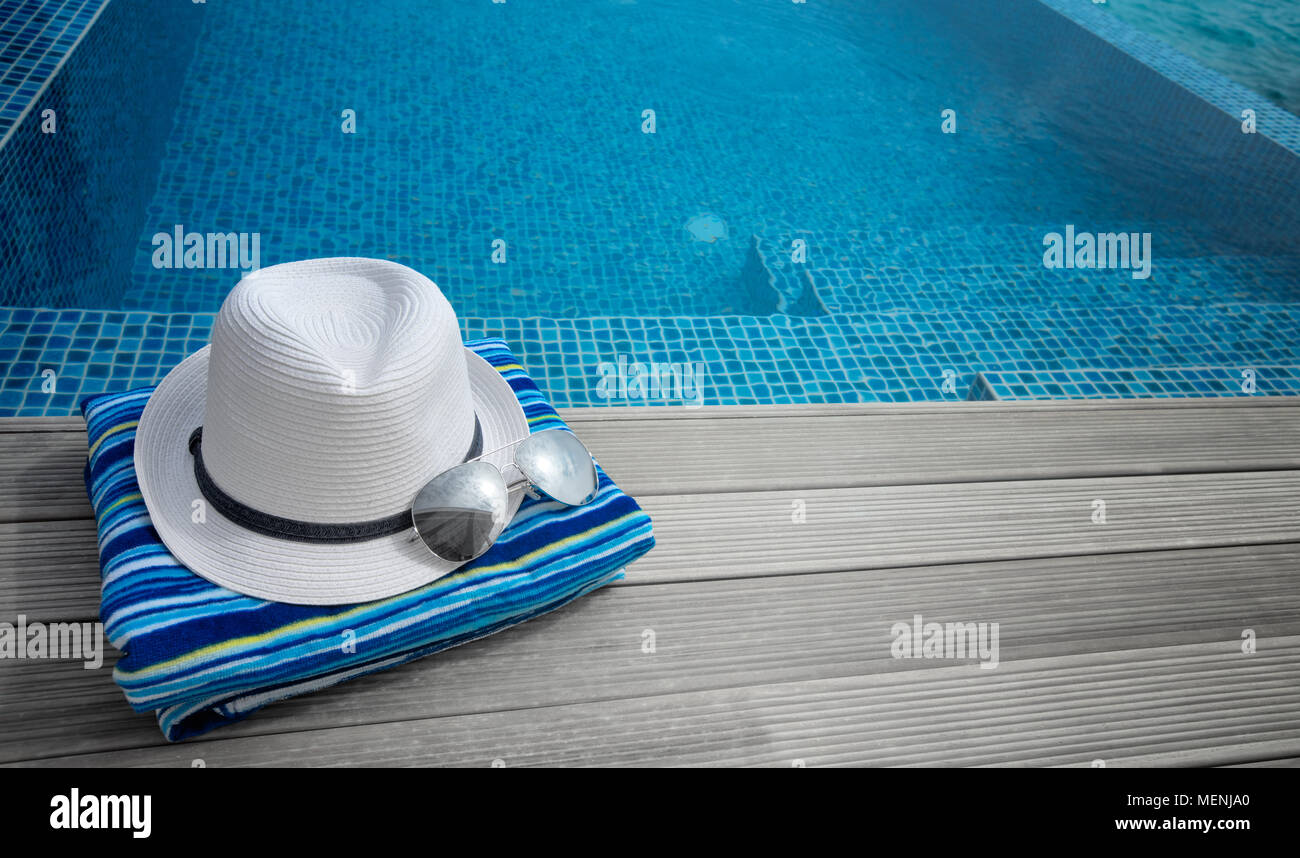 Hut und Handtücher am Pool Stockfoto