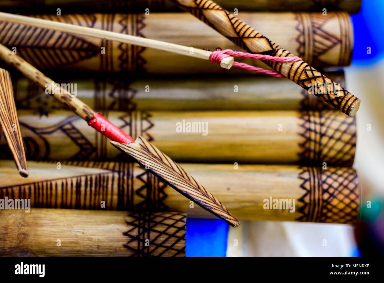 Pfeil zeigt Hand Holz- Bamboo carving graviert Fisch Abbildung Gestaltungsarbeit auf Bambus, Reihen von Gravierten Bambus. tribal Artwork. Texturierte backgro Stockfoto