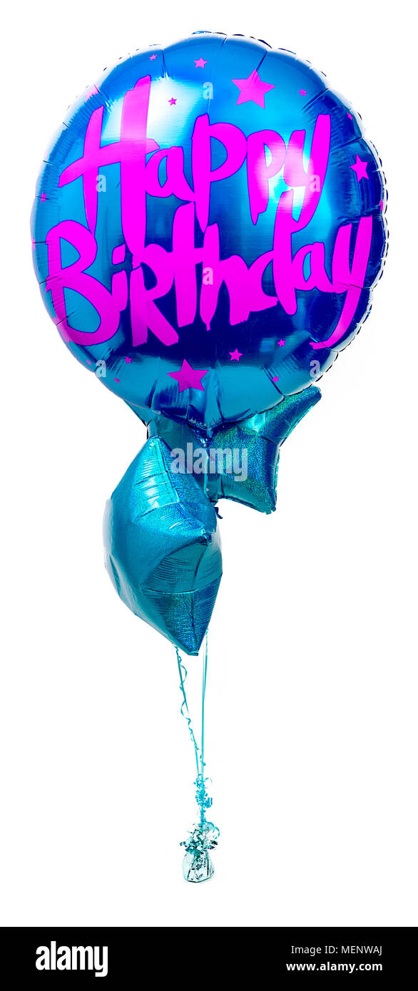 Eine große blaue Happy Birthday Luftballon Anzeige mit zwei glitter Folie sternförmigen Ballons an Flachbandkabel befestigt und ein ornante Gewicht gegen isoliert Stockfoto